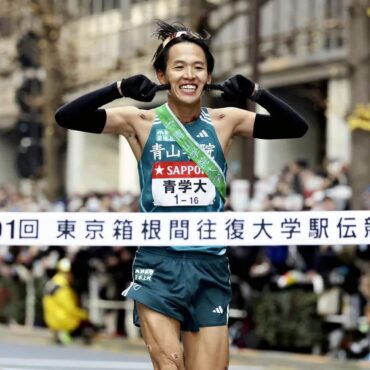 The Yomiuri Shimbun Hikaru Ogawara of Aoyama Gakuin University crosses the finish line of the final leg of the 101st Tokyo-Hakone Intercollegiate Ekiden on Friday in Otemachi, Tokyo