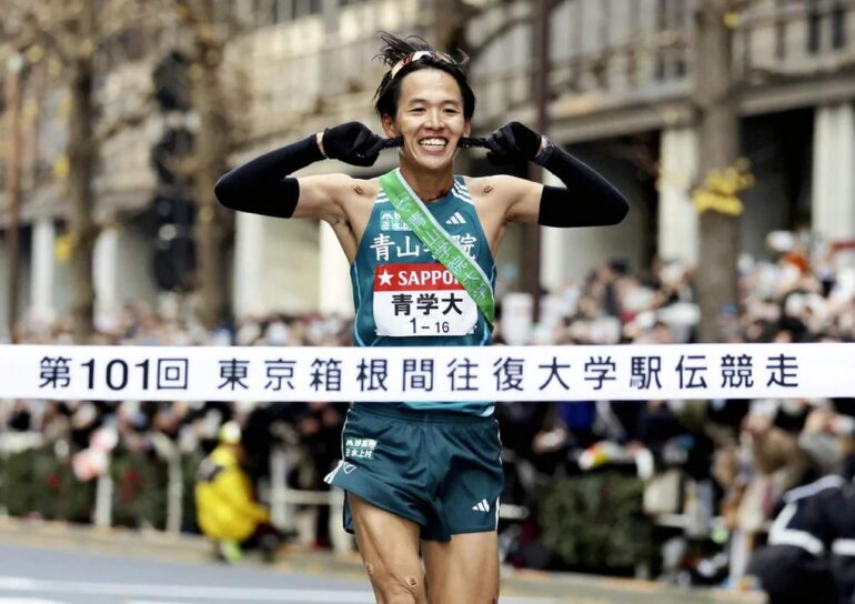 The Yomiuri Shimbun Hikaru Ogawara of Aoyama Gakuin University crosses the finish line of the final leg of the 101st Tokyo-Hakone Intercollegiate Ekiden on Friday in Otemachi, Tokyo