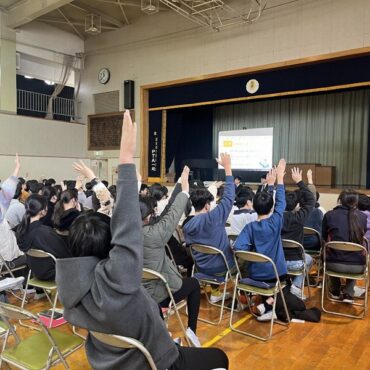 Children cheerfully answer a quiz given by the Immigration Services Agency at Zaike Elementary School in Kawaguchi, Saitama Prefecture, on Jan. 25, 2025. (Mainichi/Takuro Tahara)