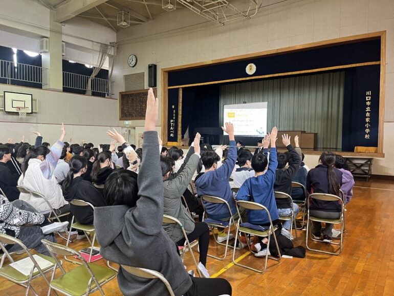 Children cheerfully answer a quiz given by the Immigration Services Agency at Zaike Elementary School in Kawaguchi, Saitama Prefecture, on Jan. 25, 2025. (Mainichi/Takuro Tahara)