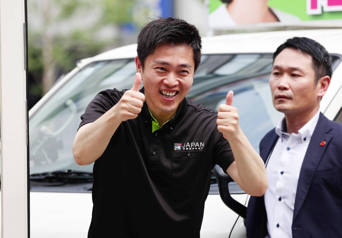 Nippon Ishin no Kai chief and Osaka Gov. Hirofumi Yoshimura smiles at voters in Osaka's Chuo Ward on July 3 as campaigning for the House of Councilors election officially begins. | Jiji