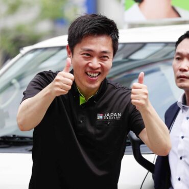 Nippon Ishin no Kai chief and Osaka Gov. Hirofumi Yoshimura smiles at voters in Osaka's Chuo Ward on July 3 as campaigning for the House of Councilors election officially begins. | Jiji