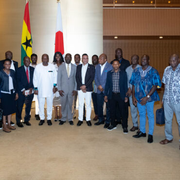President Mahama with top executives of the Ghana Residents Association in Japan